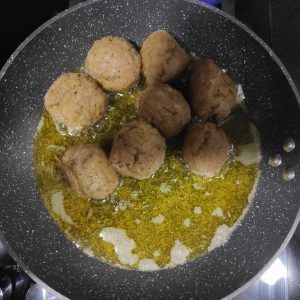 albóndigas friéndose en una sartén