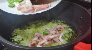 añadiendo bacon en la cazuela