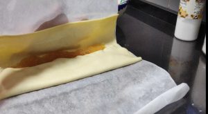 doblando la mitad izquierda del hojaldre