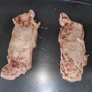 en la plancha ya cocinados los entrecots