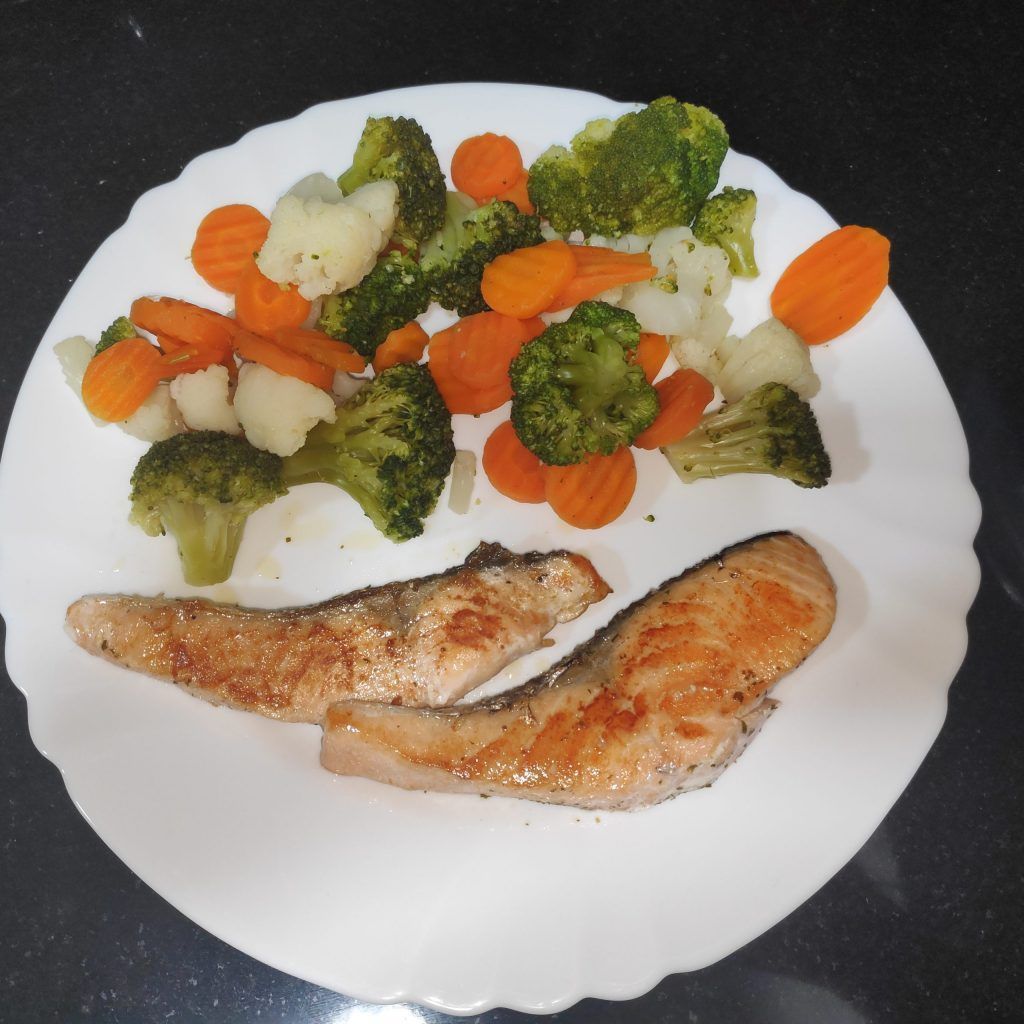 en un plato escalopines de salmón con verduras al vapor