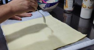 punxant la pasta de full amb una forquilla