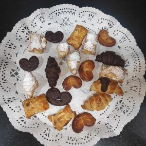 hojaldres variados dulces