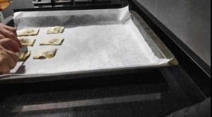 colocando en la bandeja de horno los hojaldres