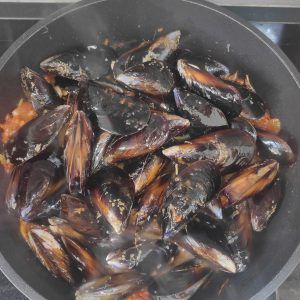 mejillones añadidos en la cazuela