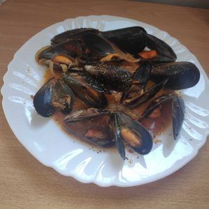mejillones a la marinera en un plato