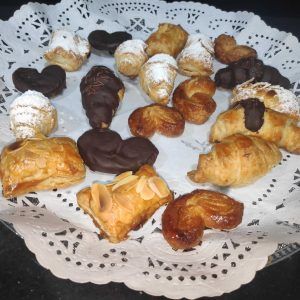 en una blonda blanca redonda mini hojaldres dulces variados