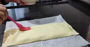 pintant amb ou batut la pasta de full