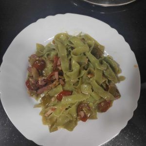 un plato con cintas de espinacas