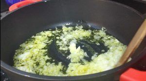 sofrito de cebolla en una cazuela