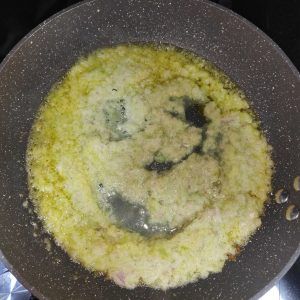 sofrito en una sartén