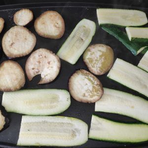 calabacín y berenjena cruda en la plancha