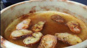 añadido caldo a la cazuela