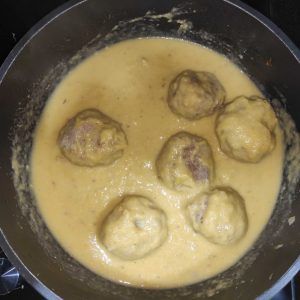 en la cazuela la albóndigas con salsa de castañas