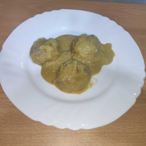 tres albóndigas con salsa de castañas