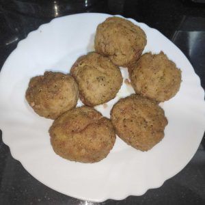 seis albóndigas en un plato blanco