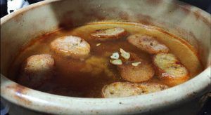 añadido el ajo a la cazuela de sopa castellana