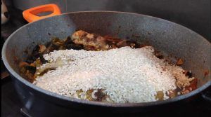 Añadiendo arroz en la cazuela
