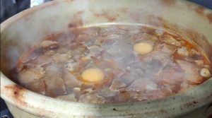 huevos añadidos a la cazuela