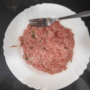 en un plato carne picada con perejil