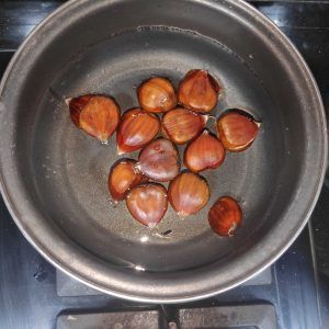castañas en agua en una cazuela