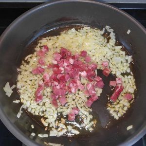 trocitos de jamón serrano añadidos a la sartén