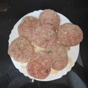 en un plato los filetes rusos pasados por pan rallado