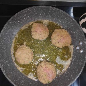 en una sartén filetes rusos friendo