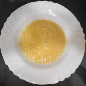 un plato con huevo batido
