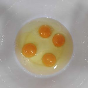 cuatro huevos en un bol blanco