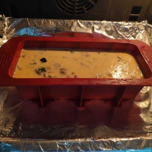 pastel de verduras ya dorado en el molde de silicona