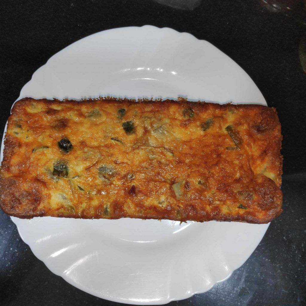 un pastel de verduras sobre un plato blanco