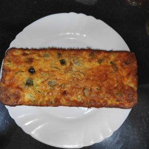 un pastel de verduras sobre un plato blanco