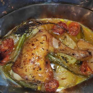 Pollo asado en una fuente