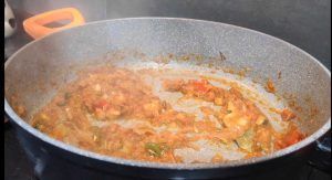 Sofrito en una cazuela