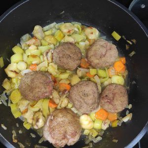 albóndigas añadidas al sofrito en la sartén