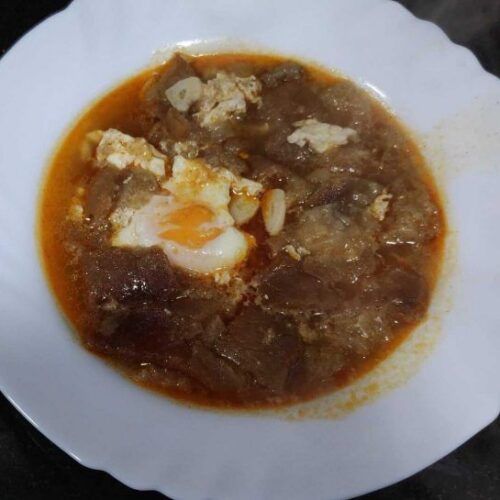 un plato con sopa castellana de pan y un huevo poché