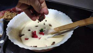 Añadiendo frutas a la masa del bizcocho