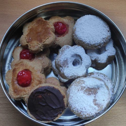 una lata con galletas tipo reglero