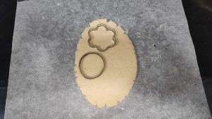 la masa un con el cortador de galletas dos galletas cortadas
