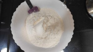 un bol amb farina d'ametlla i sucre glaç per fer la massa de les galetes