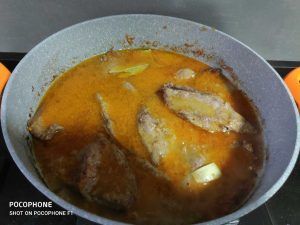 la carne cocinando con el vino