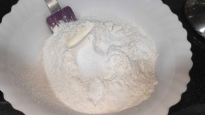 en un bol añadiendo más ingredientes