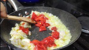añadiendo piquillo y elaborando la salsa