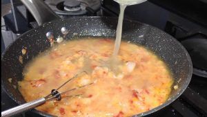 añadido caldo y vino blanco en la elaboración de la salsa de piquillo