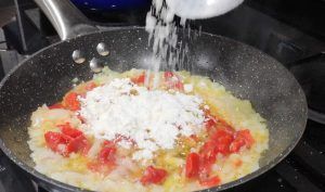 agregando harina en la elaboración de la salsa de piquillo