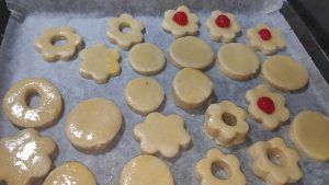 la bandeja de horno con las galletas pintadas con huevo batido