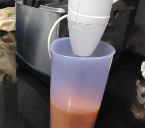 con el minipimer elaborando la salsa de piquillo