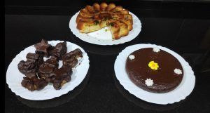 Tres platos con bizcochos