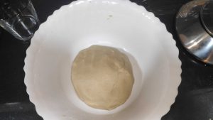una bola de masa en un bol blanco
